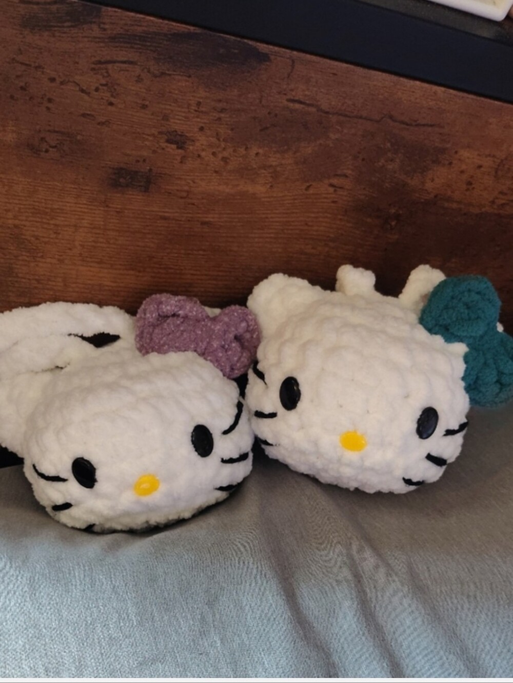 Plush White Hello Kitty-Style Crochet 2 Pair with Colored Bows